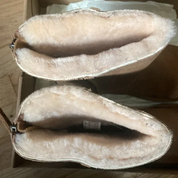 Good used condition UGG Classic Short - Picture 2 of 10